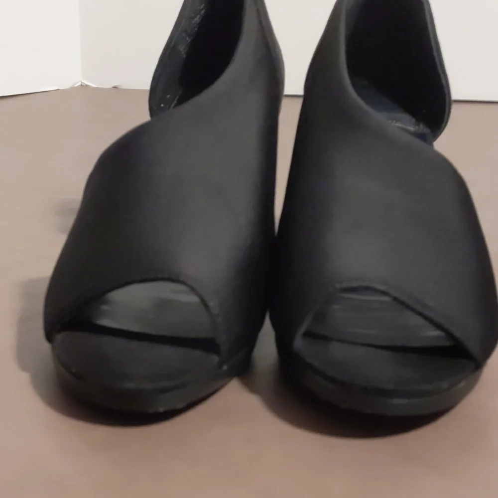 Dana Buchman Pira Black Wedge Heel 6 Med Open Toe Woman Shoes